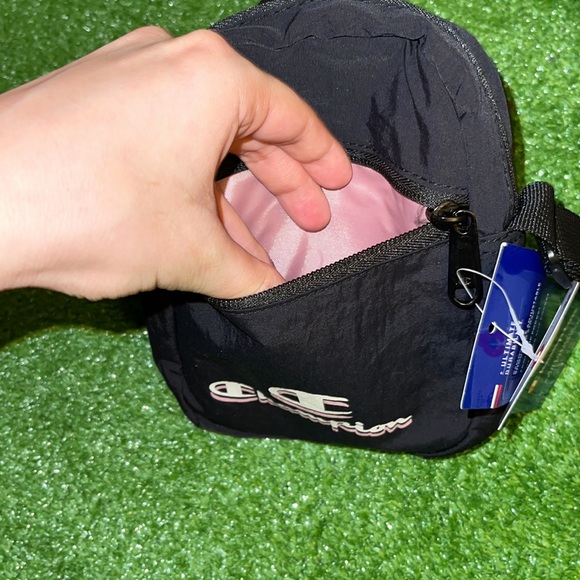 Champion Men’s Small Messenger Bag🆕 - Picture 4 of 11